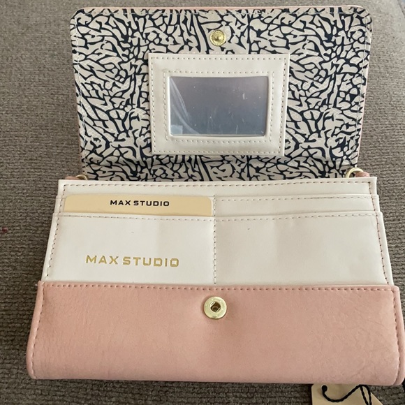 MaxStudio crossbody - Picture 2 of 3